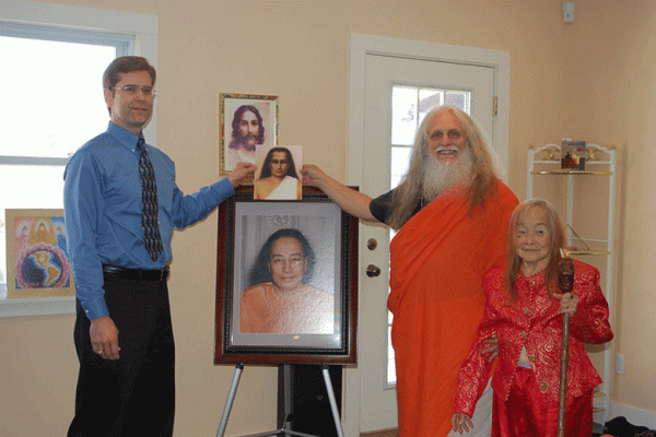 Far right is one of Moira's last earthly images (see her dressed in her pretty red) Raja is by her side in orange Sanyasin Robe Center, images of Jesus, Babaji & Yogananda Rev. Dee issuing Doves World Service Citation